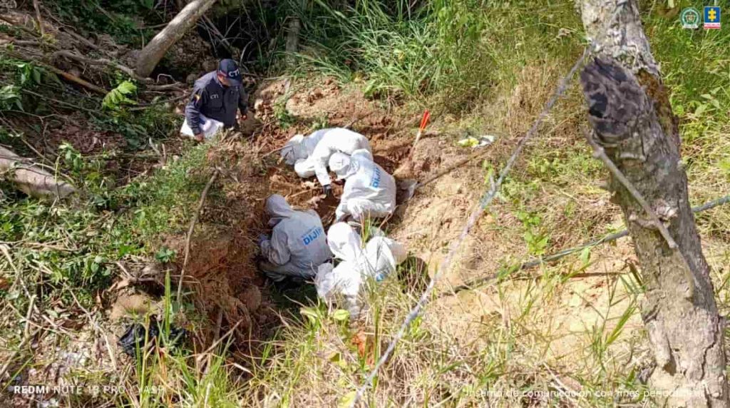 Cinco cuerpos, incluido el de una mujer desaparecida, son identificados en fosa común en Santa Bárbara, Antioquia