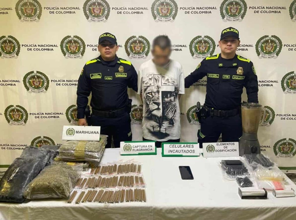 Operativo contra el narcotráfico en Medellín: Policía captura a hombre y confisca marihuana y 35 millones en efectivo