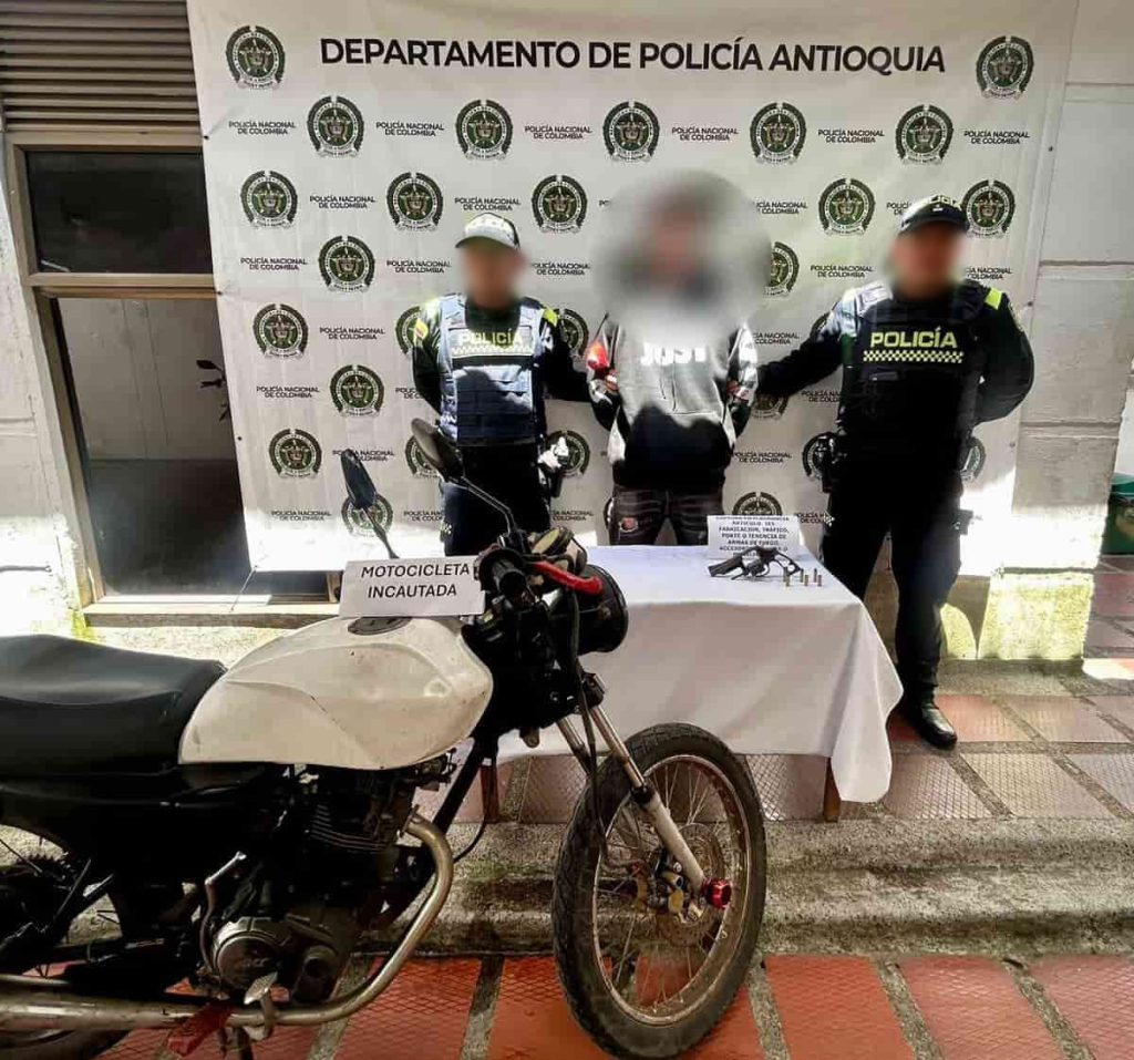 Policía incautó revólver y motocicleta durante operativo en El Carmen de Viboral, Antioquia