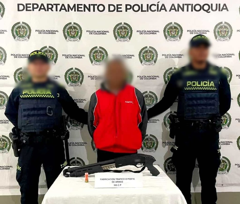 Hombre fue sorprendido disparando una escopeta calibre 12 en vía pública de Rionegro