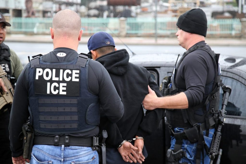 ICE deja de mostrar la ubicación de miles de migrantes con orden de deportación, según denuncia